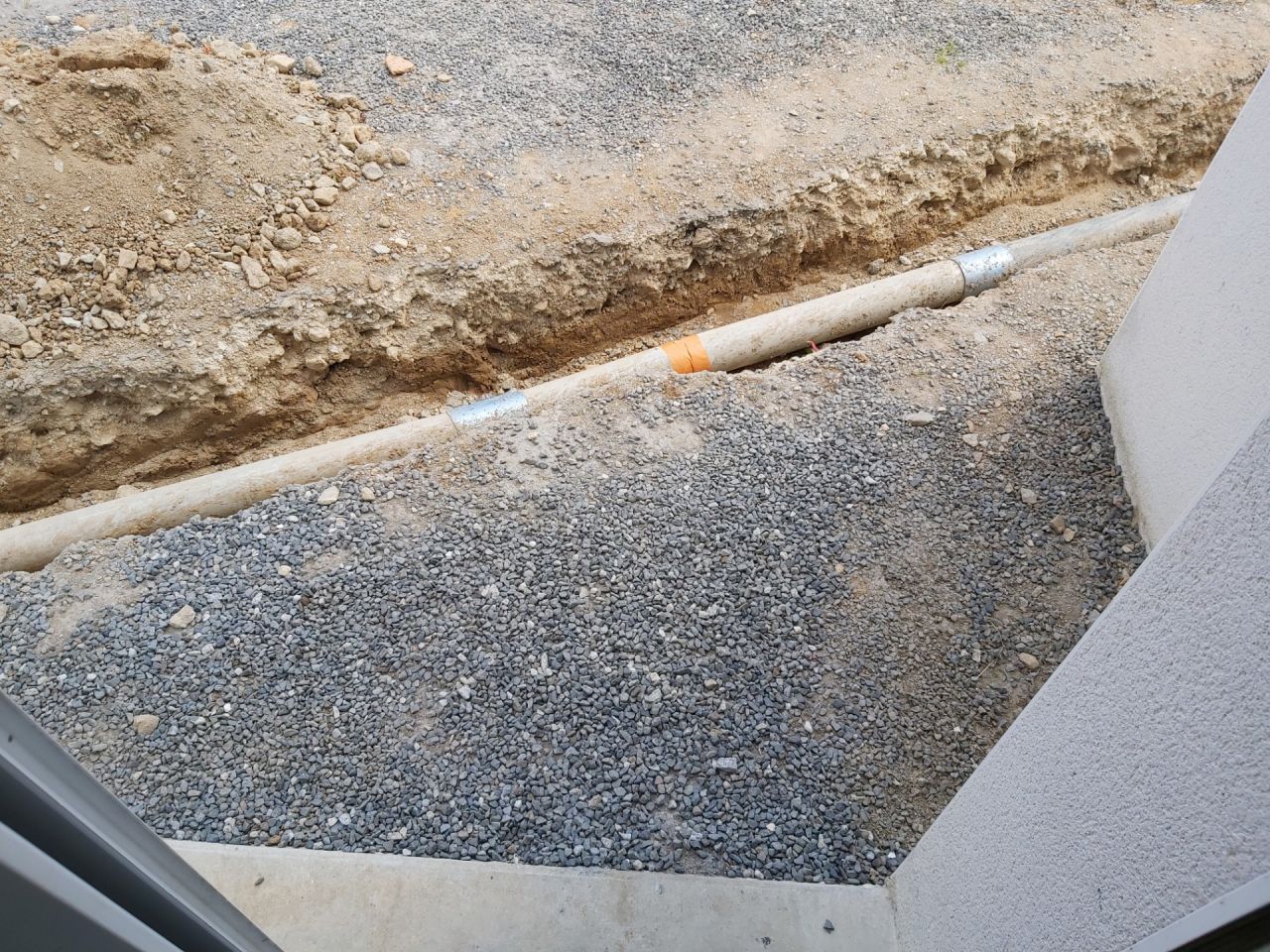 Passage supplémentaire de gaine elec et tuyau d'eau pour alim bassin