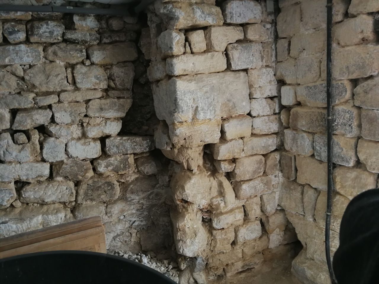 VUe large d'un poteau mis  nu de ciment avec pierres trs uses
