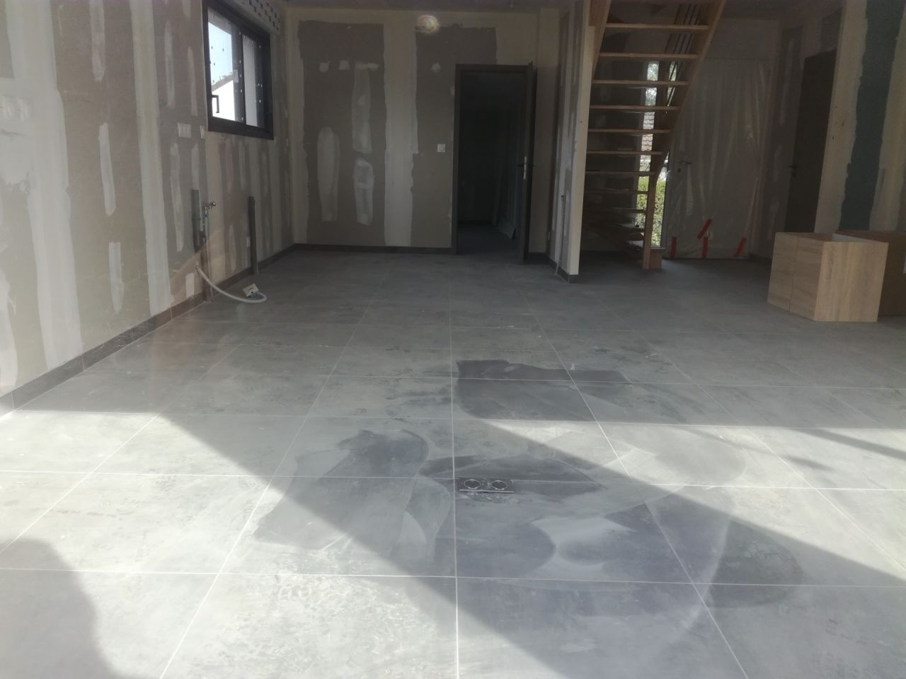 Peut-être un carreau de carrelage changé ?