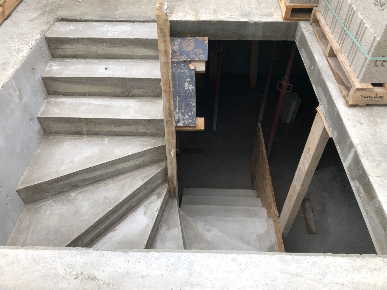 Escalier du sous-sol coulé