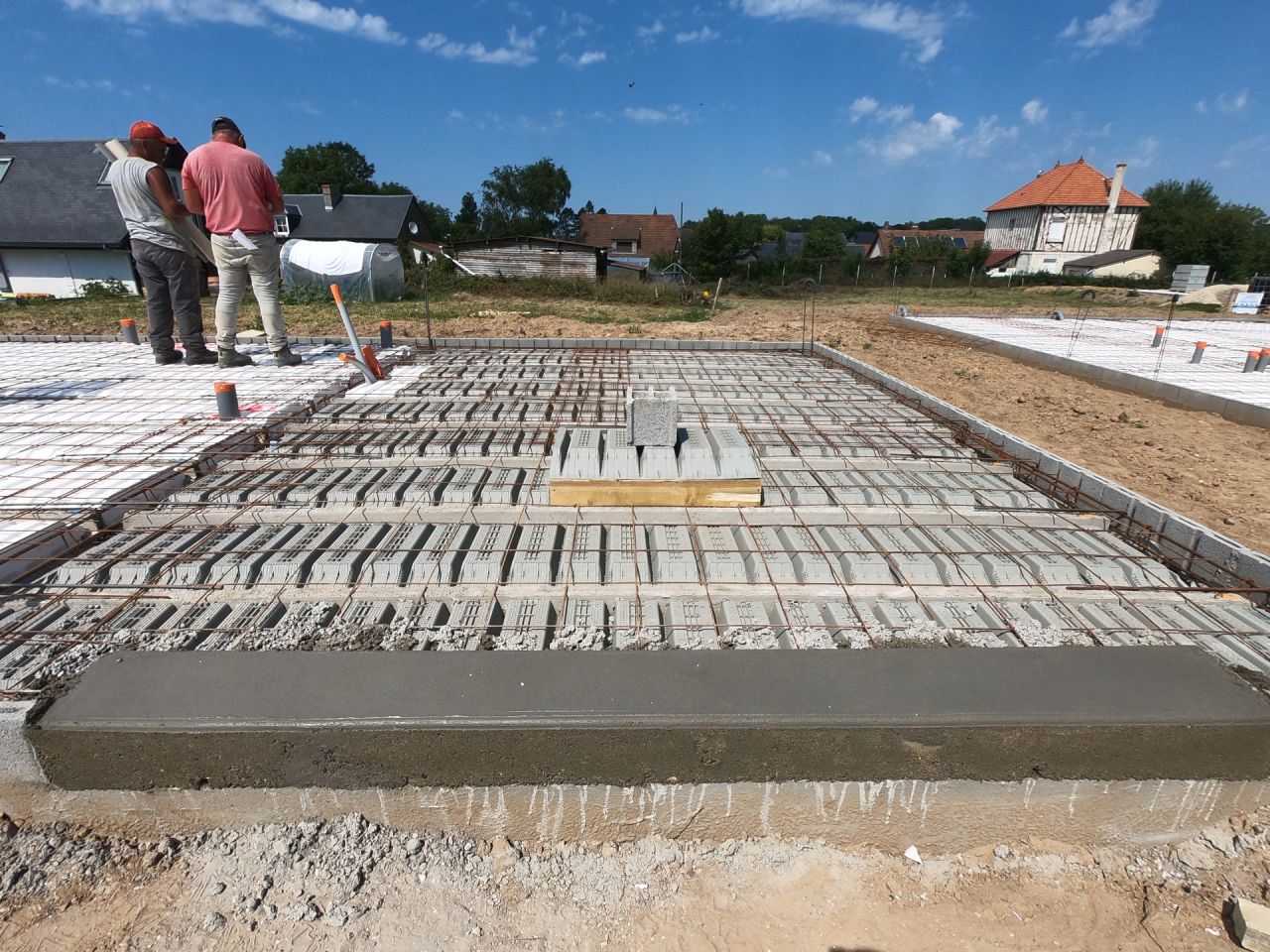Plancher RDC
<br />
-Poutrelle en béton armé
<br />
-Entrevous hourdis polystyrène UP23 (R=4)
<br />
-Dalle de compression 17cm > 4cm (niveau hourdis)
<br />
-Ferraillage pour dalle béton armé
<br />

<br />
Viendrons après sur la dalle après le HE/HA
<br />
7cm polyuréthane projeté R=2.55
<br />
5cm chape de finition.