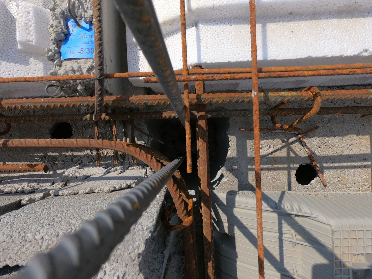 Plancher RDC
<br />
-Poutrelle en béton armé
<br />
-Entrevous hourdis polystyrène UP23 (R=4)
<br />
-Dalle de compression 17cm > 4cm (niveau hourdis)
<br />
-Ferraillage pour dalle béton armé
<br />

<br />
Viendrons après sur la dalle après le HE/HA
<br />
7cm polyuréthane projeté R=2.55
<br />
5cm chape de finition.