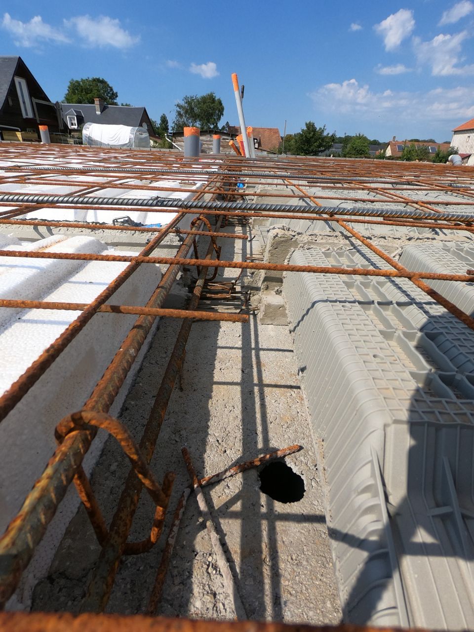Plancher RDC
<br />
-Poutrelle en béton armé
<br />
-Entrevous hourdis polystyrène UP23 (R=4)
<br />
-Dalle de compression 17cm > 4cm (niveau hourdis)
<br />
-Ferraillage pour dalle béton armé
<br />

<br />
Viendrons après sur la dalle après le HE/HA
<br />
7cm polyuréthane projeté R=2.55
<br />
5cm chape de finition.