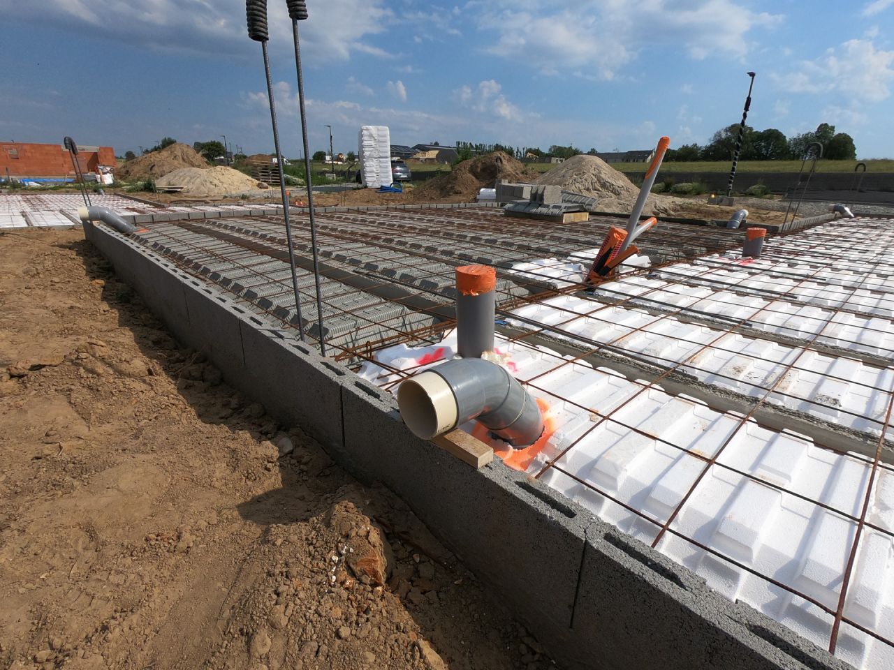 Plancher RDC
<br />
-Poutrelle en béton armé
<br />
-Entrevous hourdis polystyrène UP23 (R=4)
<br />
-Dalle de compression 17cm > 4cm (niveau hourdis)
<br />
-Ferraillage pour dalle béton armé
<br />

<br />
Viendrons après sur la dalle après le HE/HA
<br />
7cm polyuréthane projeté R=2.55
<br />
5cm chape de finition.