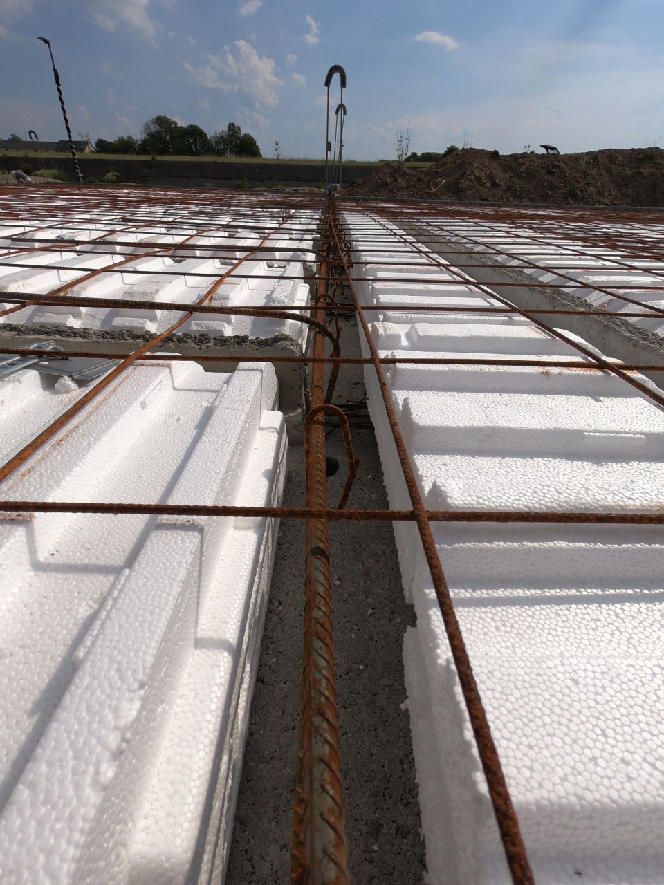 Plancher RDC
<br />
-Poutrelle en béton armé
<br />
-Entrevous hourdis polystyrène UP23 (R=4)
<br />
-Dalle de compression 17cm > 4cm (niveau hourdis)
<br />
-Ferraillage pour dalle béton armé
<br />

<br />
Viendrons après sur la dalle après le HE/HA
<br />
7cm polyuréthane projeté R=2.55
<br />
5cm chape de finition.