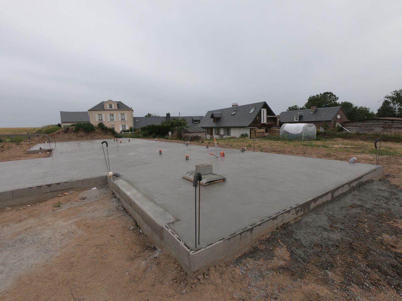 Dalle de compression (17cm > 4cm d'épaisseur)
<br />
plancher rez-de-chaussée.