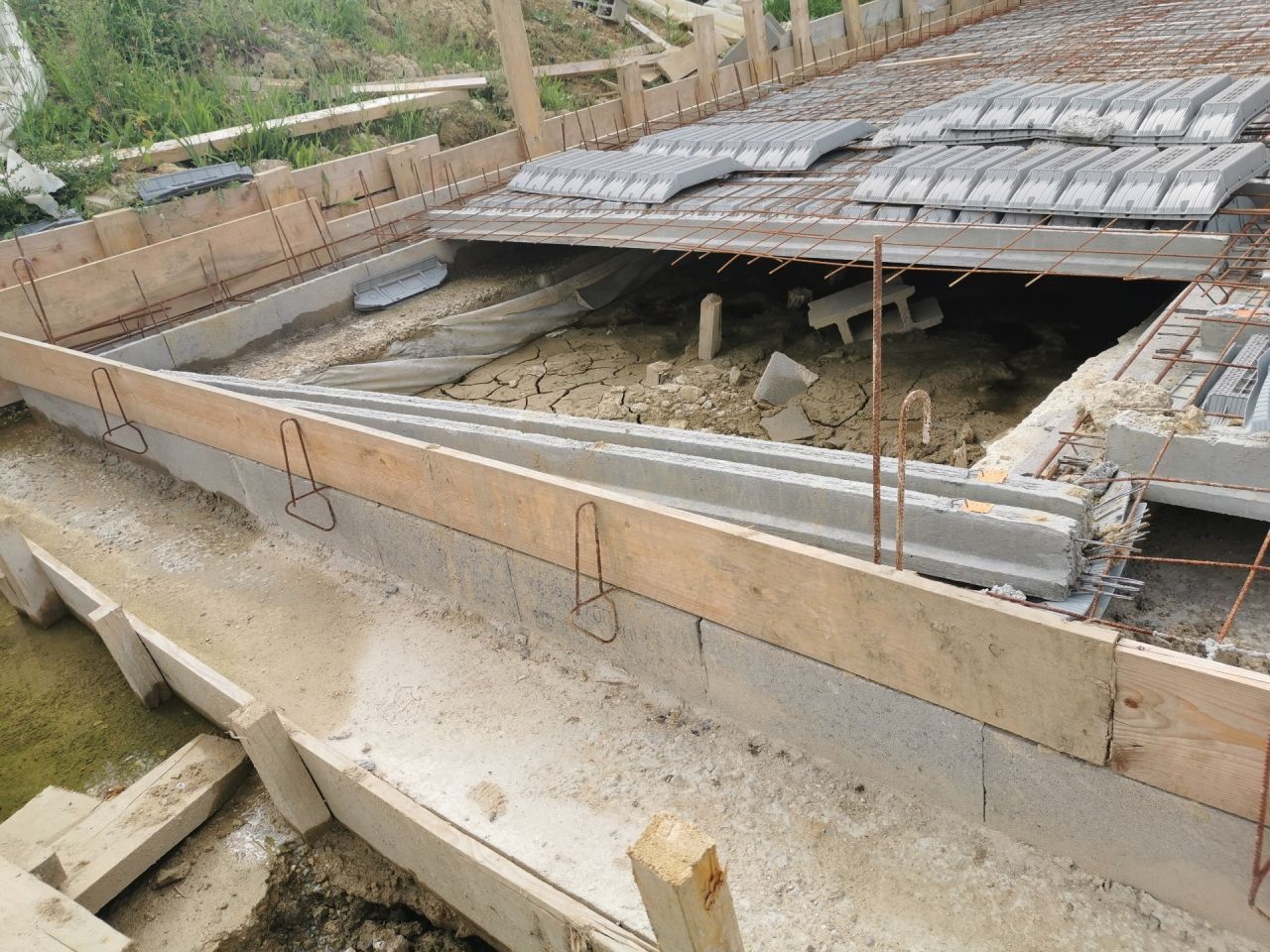 Plancher démonté pour réaliser le drainage du vide sanitaire