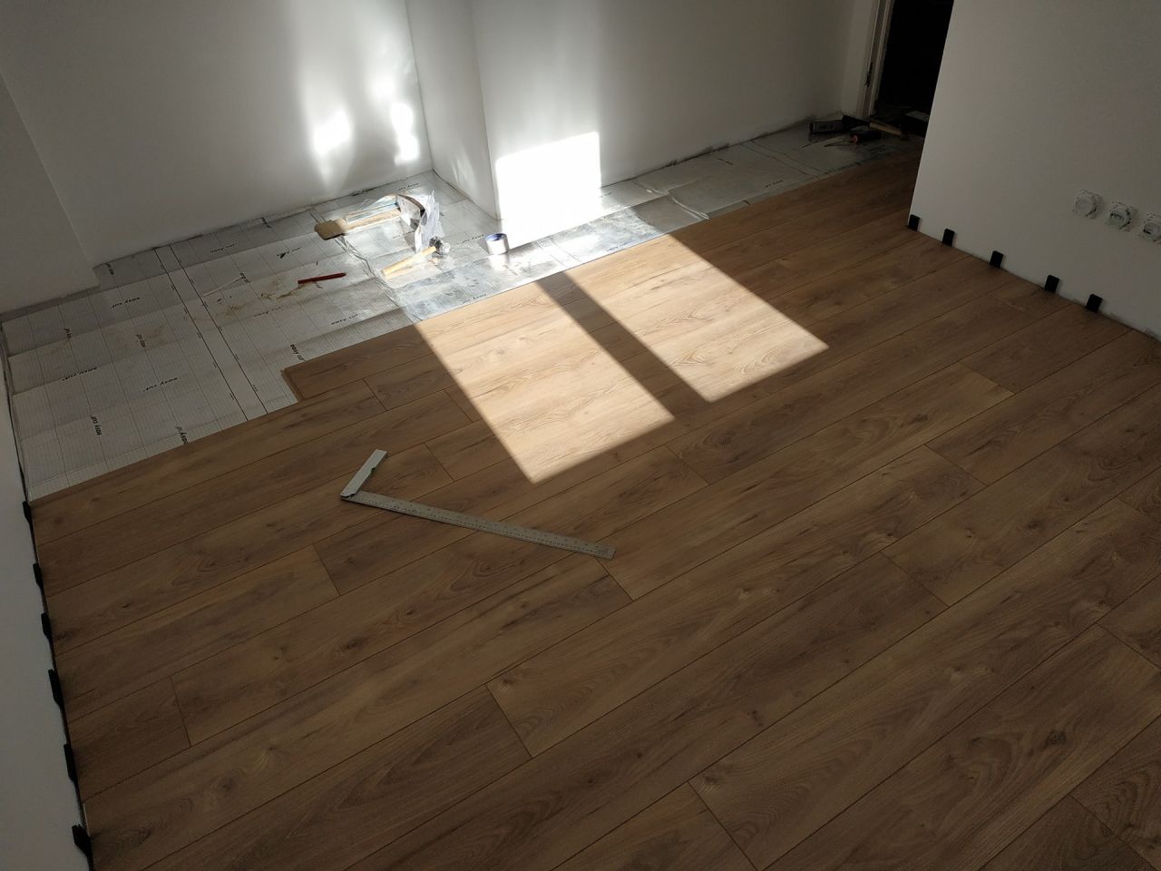 Pose du parquet par nos soins en cours.