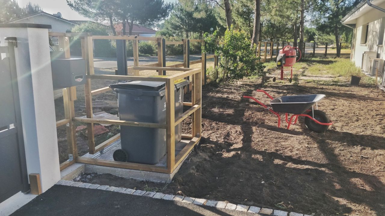 La structure du box des poubelles est terminée. Reste plus que la volige à poser.