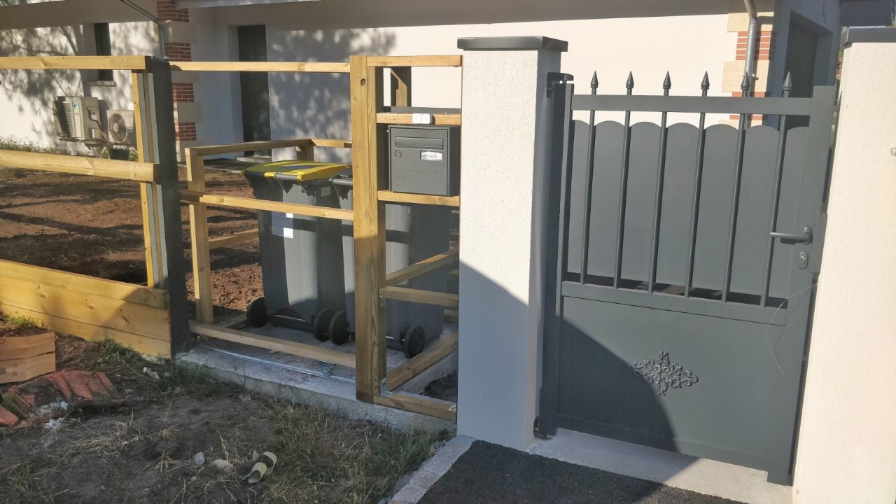 La structure du box des poubelles est terminée. Reste plus que la volige à poser.