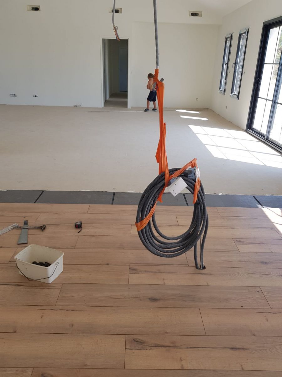 Pose du parquet en cours - vue depuis la cuisine vers salon