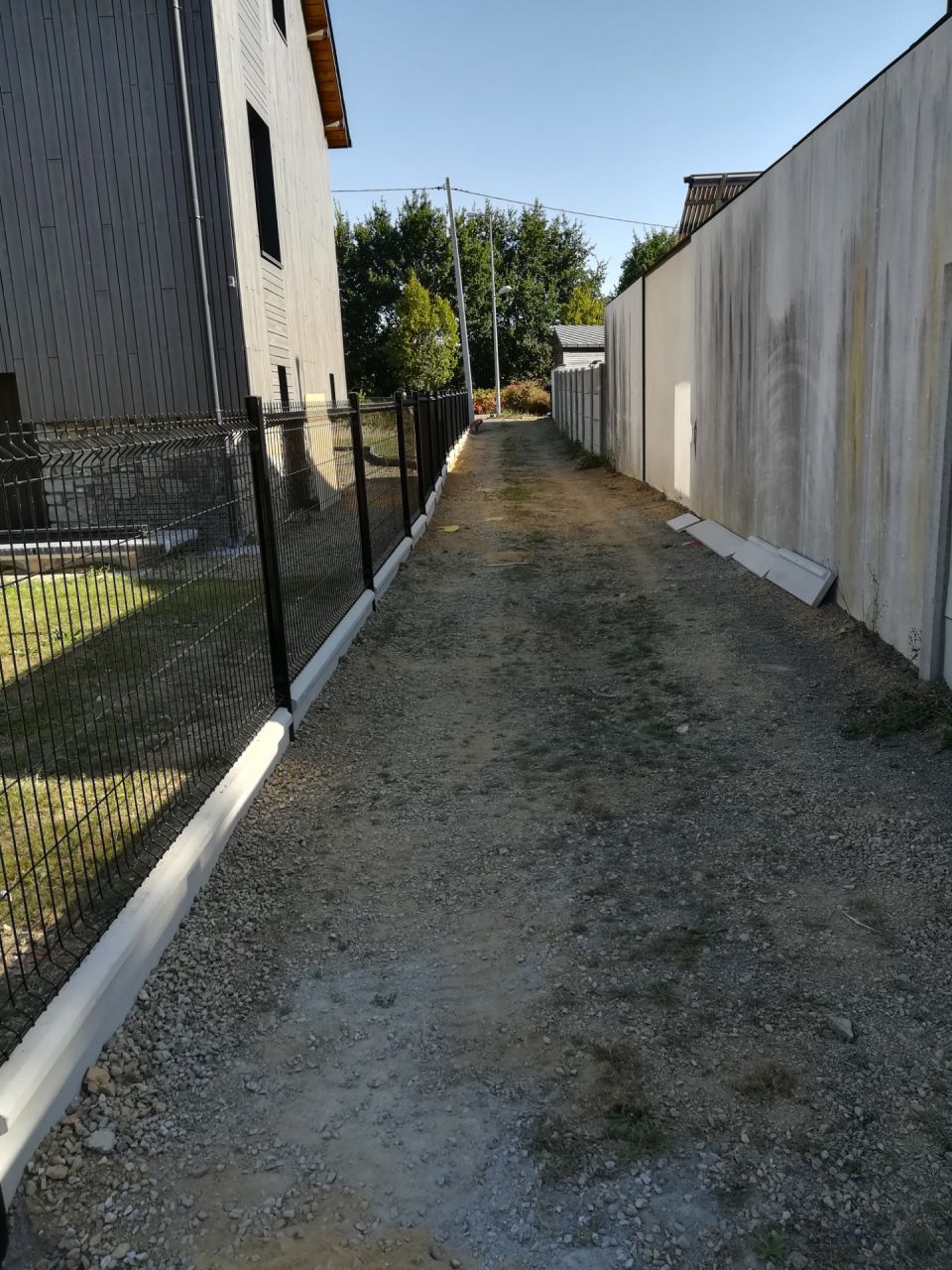 Mise en place de la clôture de l'allée (29m environ)