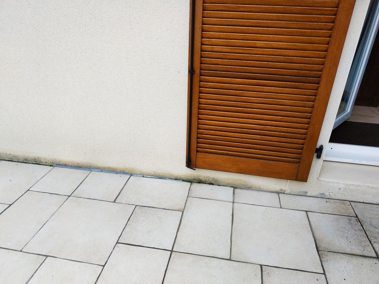 Humidit malgr la gomembrane tanche et la terrasse (dalle + carrelage)