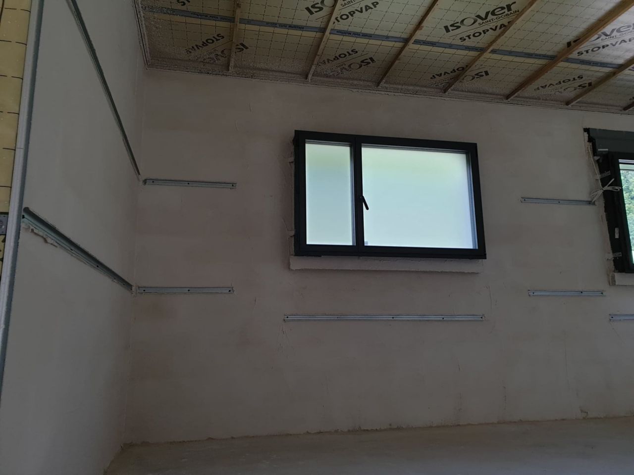 mise en place du projeté sur les murs pour isolation à l'air.