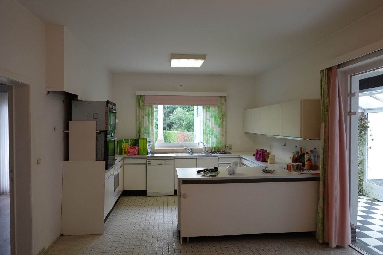 Cuisine actuelle vue de la buanderie, à gauche la salle à manger, à droite une véranda