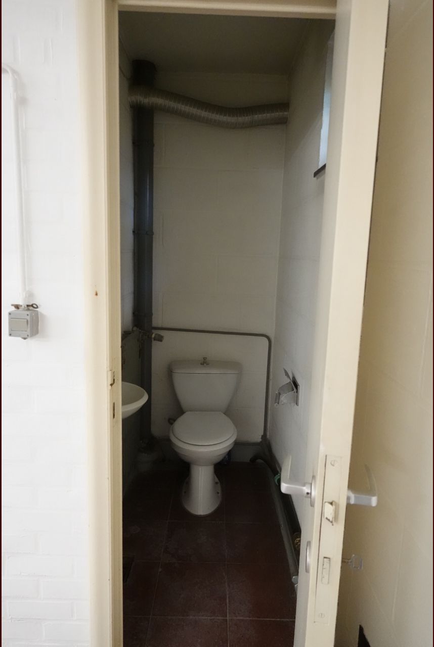 Toilettes dans le garage