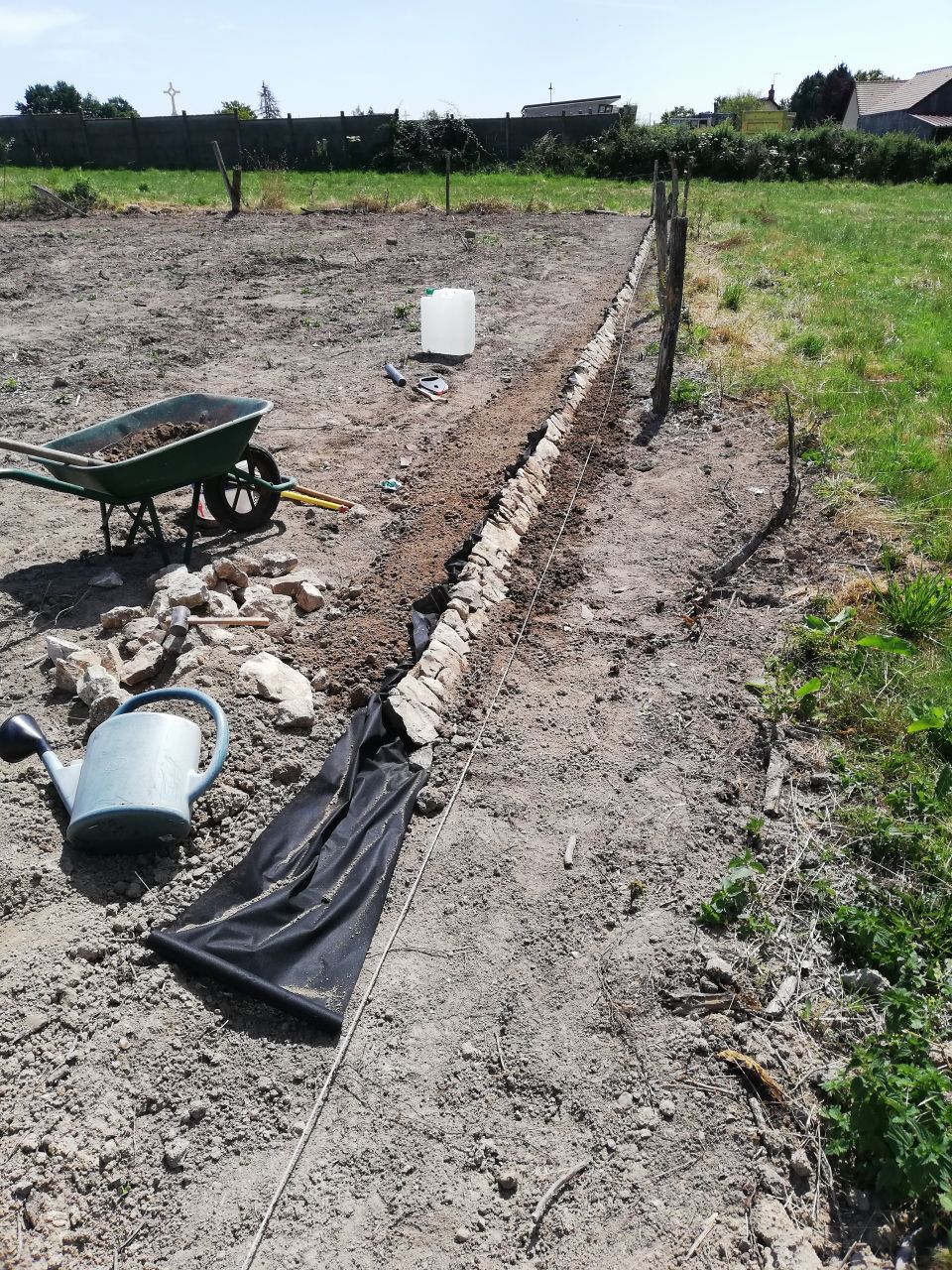 Dbut du talus de soutnement en pierre le 22 juillet