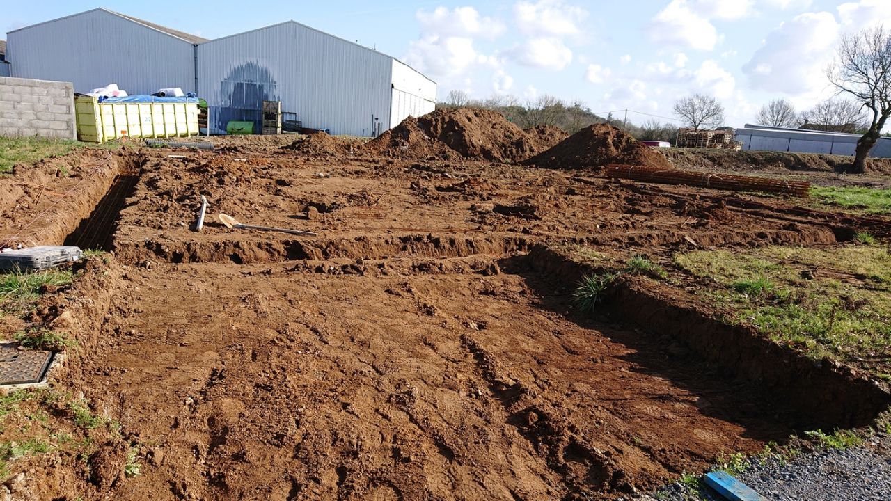 Le chantier aprs une matine de travail, le maon attend la toupie.