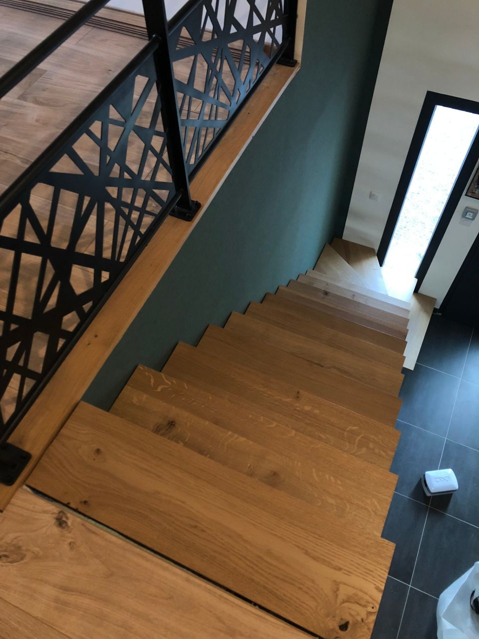 Escalier fait maison en acier avec marche en chêne brut 30mm et garde corps en acier manque juste la rambarde