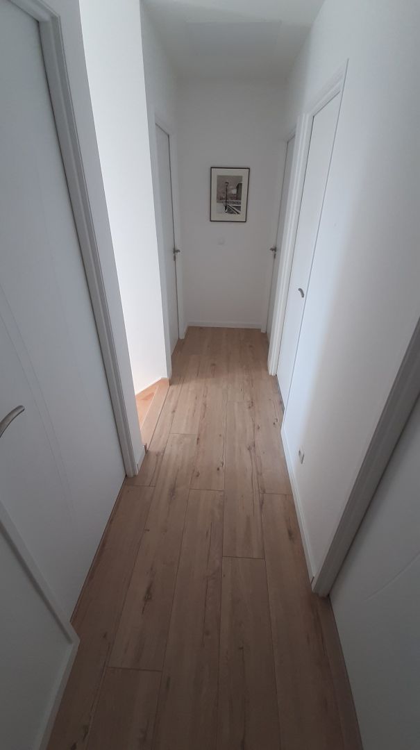 Le dégagement à l'étage, 100cm de large et 6 portes.