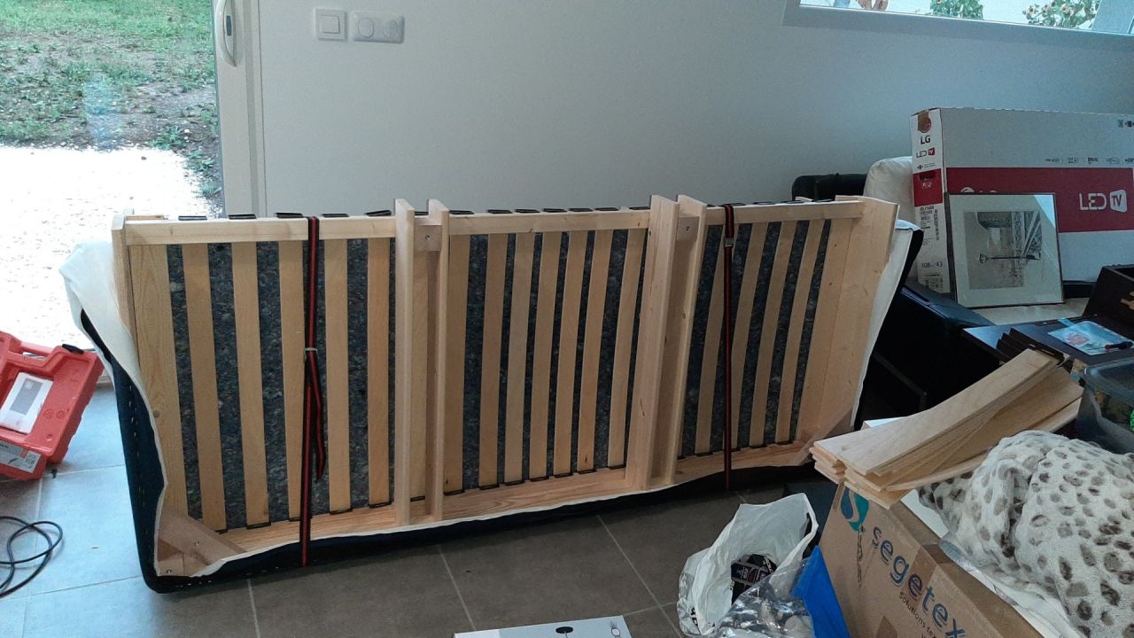Quand le sommier 160x200 ne passe pas dans l'escalier : on coupe en deux !