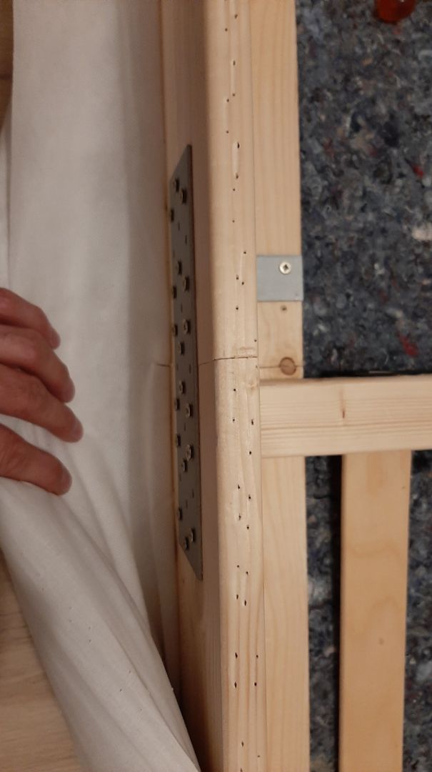 Quand le sommier 160x200 ne passe pas dans l'escalier : on coupe en deux... et on répare !