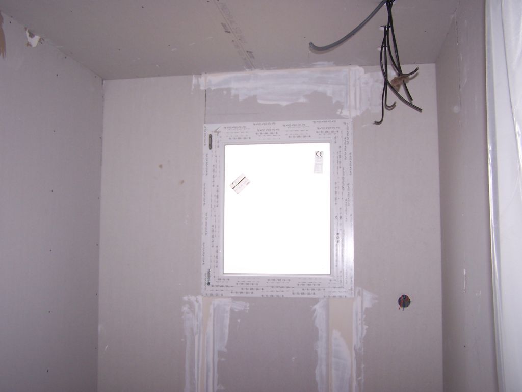 Salle de bain avec spots dessus vasque