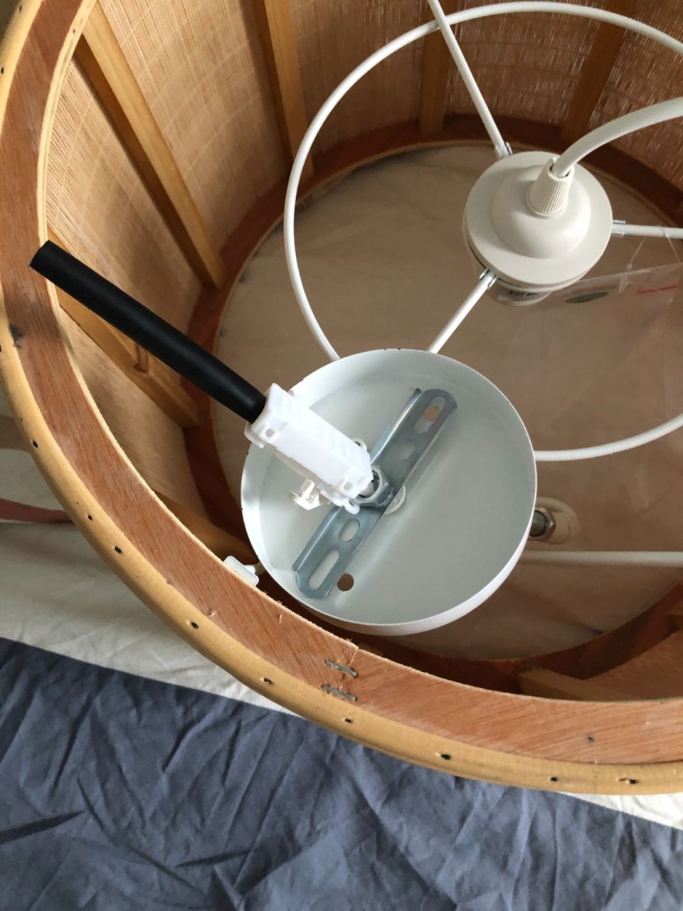 Trou trop large au plafond : fabriquer un cache-fil en bois