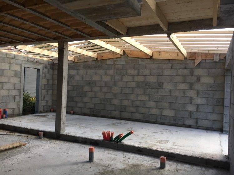 Charpente terminée ! Toit double pente sur garage et cellier (7%), sera recouvert par du PLX