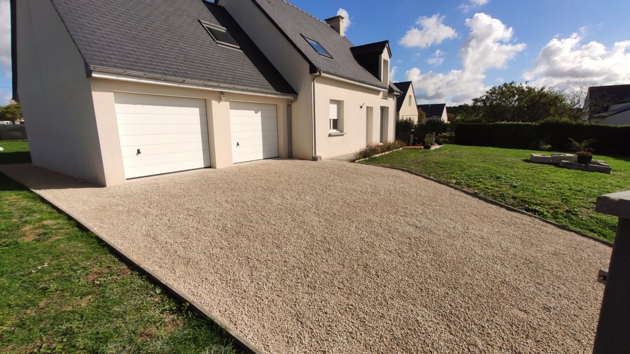 Vue générale de l'allée de garage.
