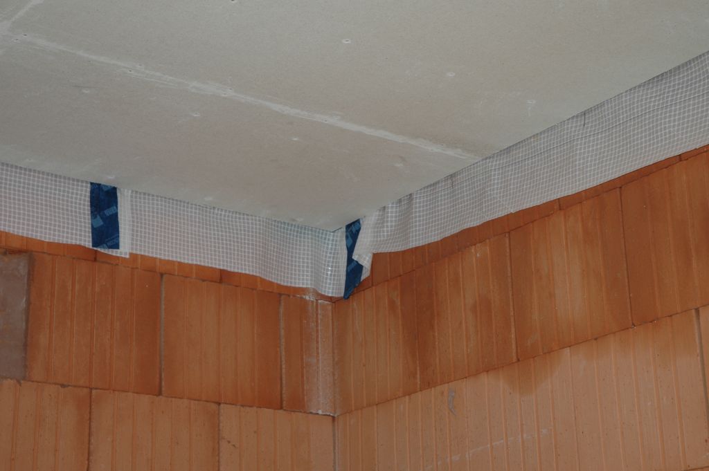 Le plafond en fermacell et le frein vapeur pour l'étanchéité.