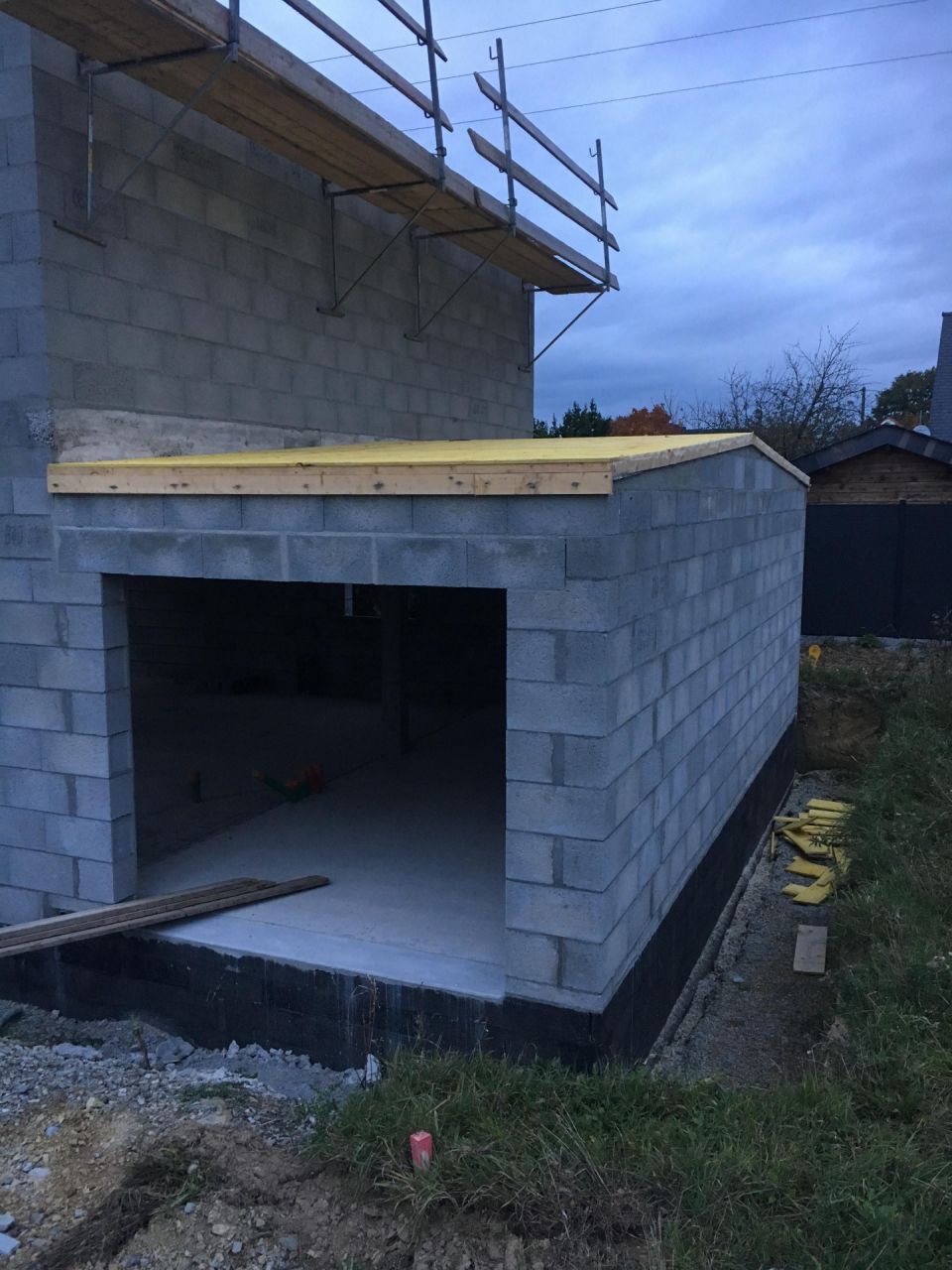 Préparation pour la couverture : garage voligé pour recevoir le PLX