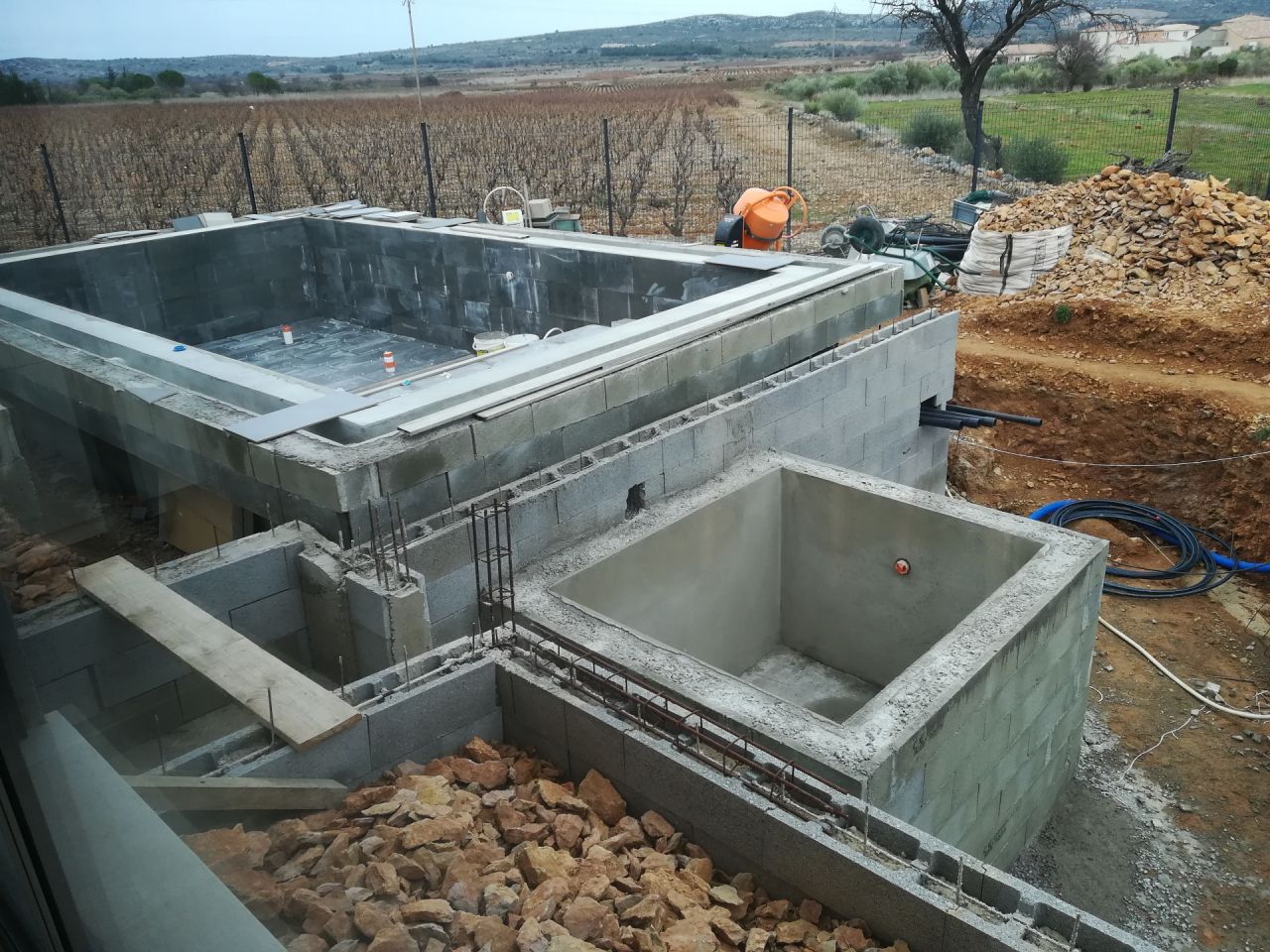 vue de la piscine et du bac tampon