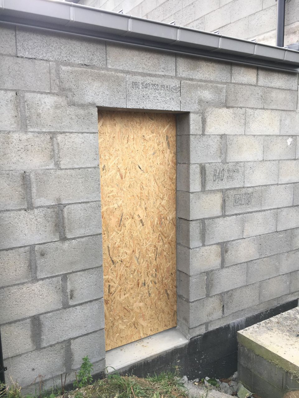 Occultation des ouvertures restantes dans le garage avec OSB + porte provisoire