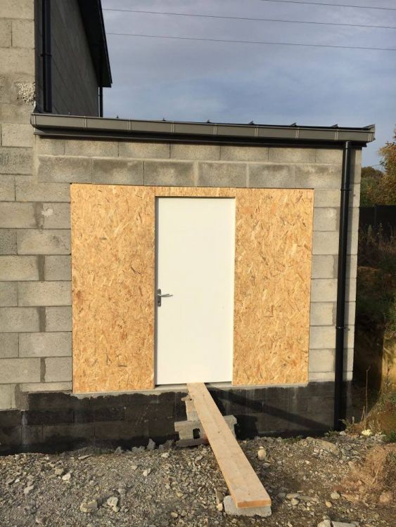 Occultation des ouvertures restantes dans le garage avec OSB + porte provisoire