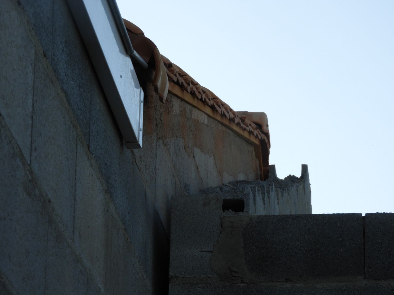 Les tuiles de rive coupe sur la partie arrire de la maison.