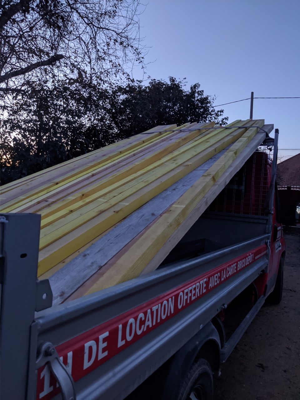 on refait la toiture de la cabane qui prenait l'eau