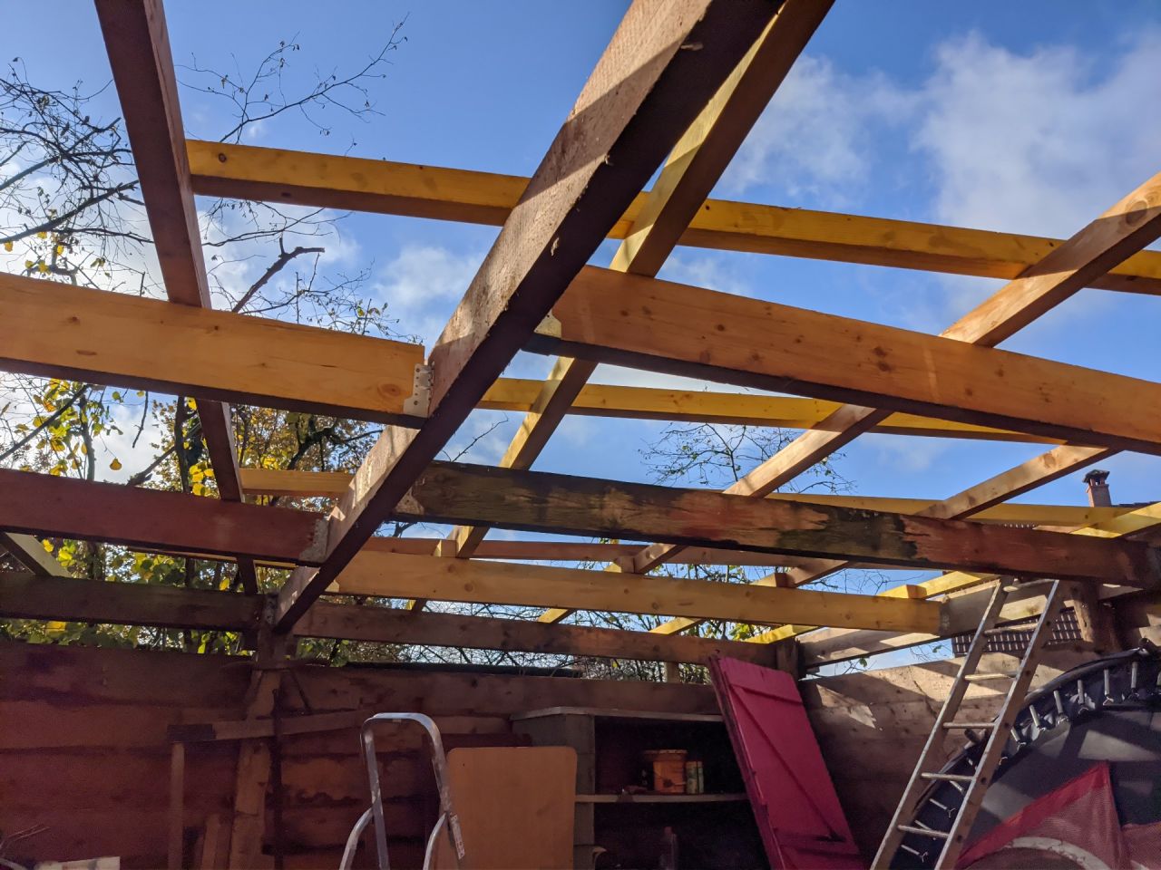 on refait la toiture de la cabane qui prenait l'eau