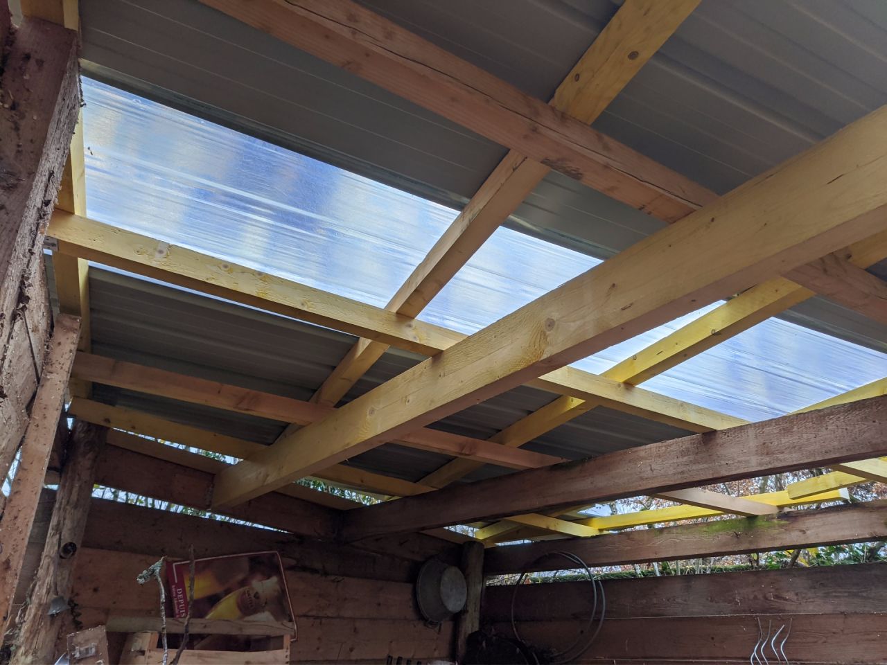on refait la toiture de la cabane qui prenait l'eau