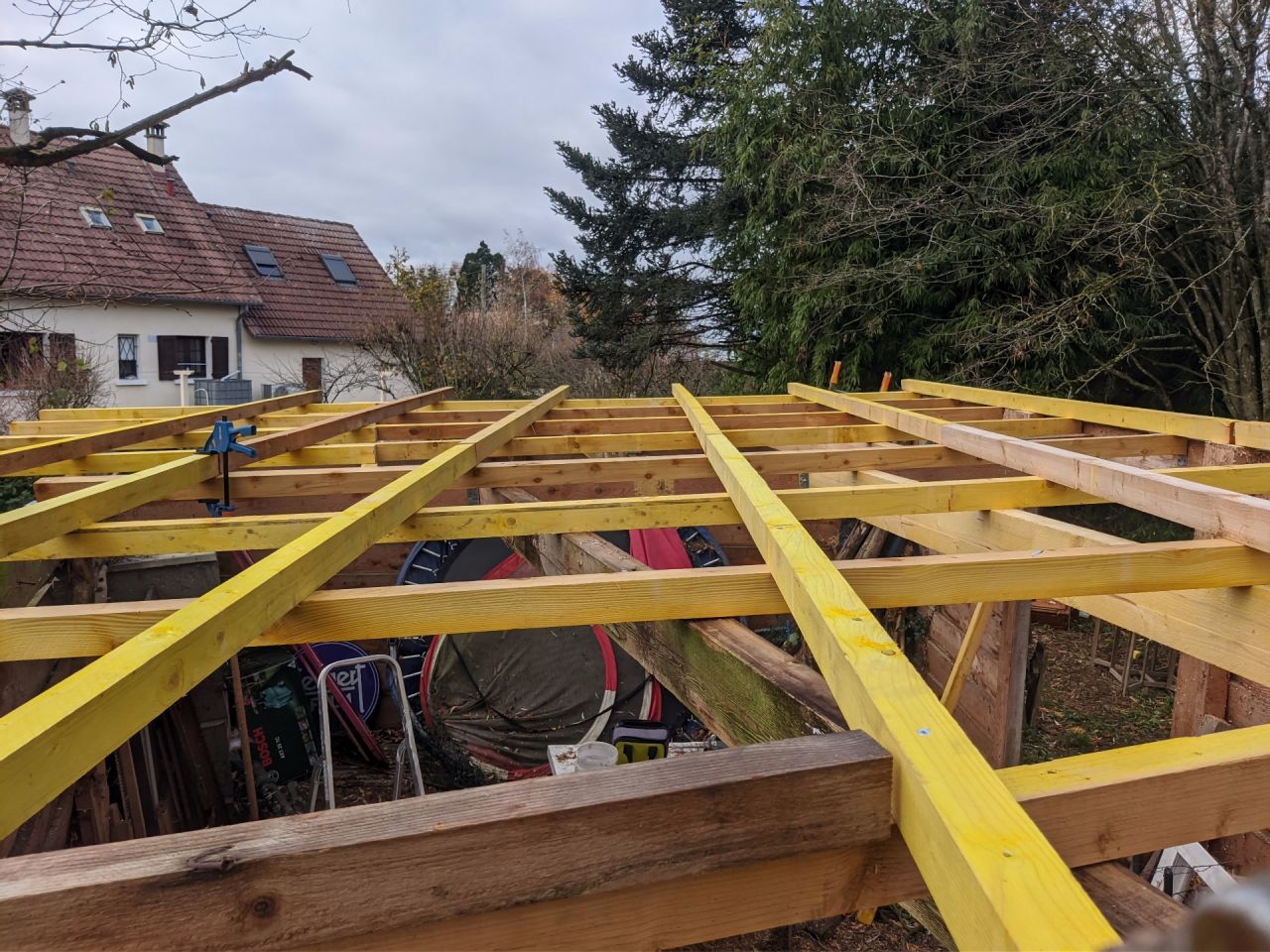 on refait la toiture de la cabane qui prenait l'eau