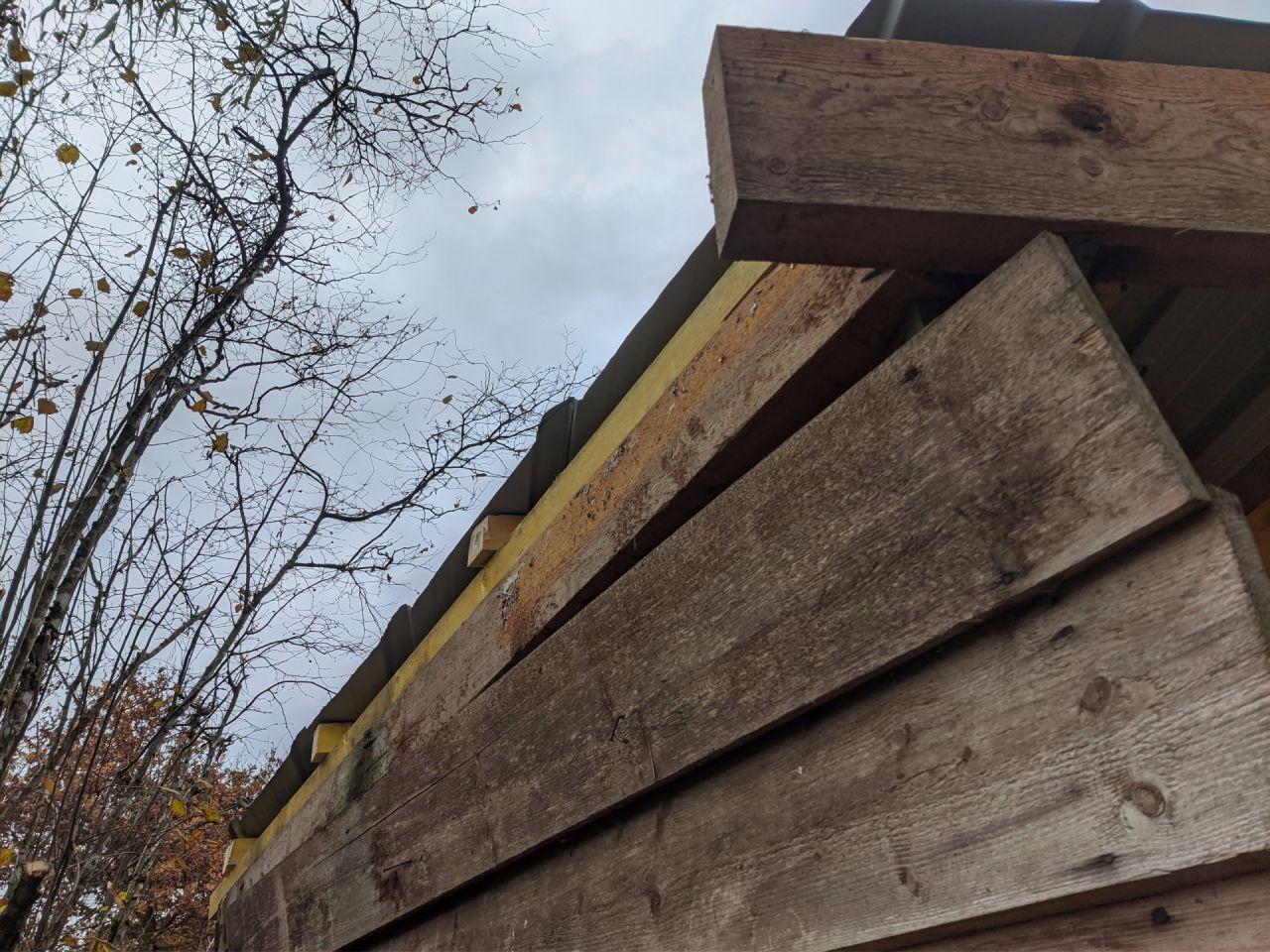 on refait la toiture de la cabane qui prenait l'eau