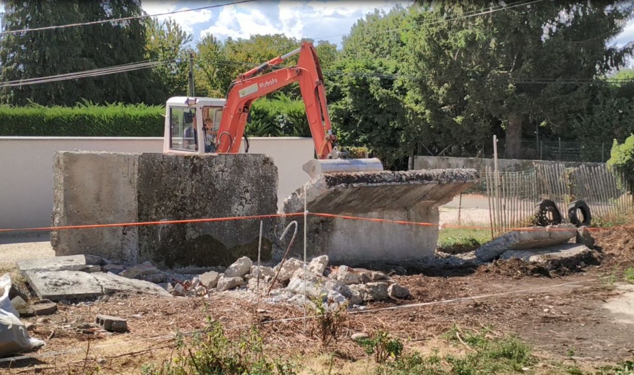 1re prise en main de la minipelle, on pousse les sections de mur. En gnral le mur se casse en 2 sur la hauteur. La 1re section est bien tombe, ici le haut de la 2me section tombe. En revanche le bas ne voudra pas bouger, il faudra le heurter avec l'engin et la lame de nivellement.