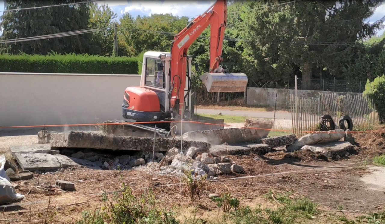 Finalement, le jouer bourrin et foncer dans le mur fonctionne, dans la cabine le choc est supportable. D'ailleurs la totalit du reste du mur tombe, je l'avais mal dcoup  cet endroit.