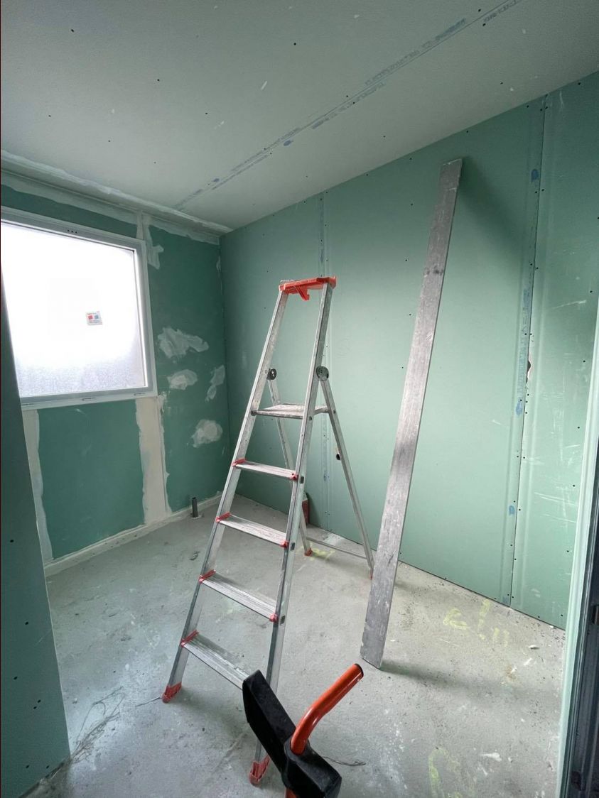 Salle de bain de l'étage, première pièce cloisonnée !