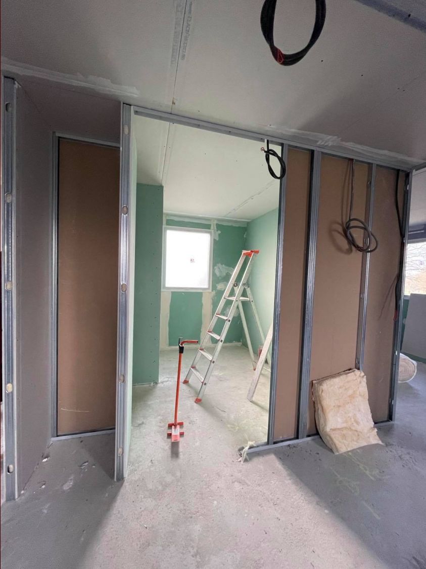 Salle de bain de l'étage, première pièce cloisonnée !