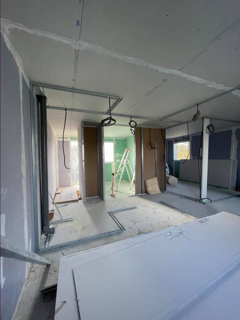 Vue sur la salle de bain de l'étage, première pièce cloisonnée !