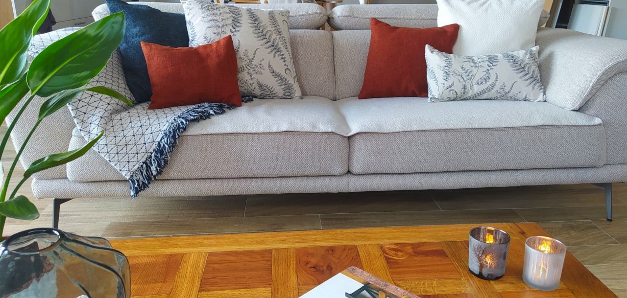 Canapé H&H de chez Home Villa.
<br />

<br />
Coussins et Tissu des housses : Tissus Myrtille.
<br />

<br />
Plaid : Maison du Monde