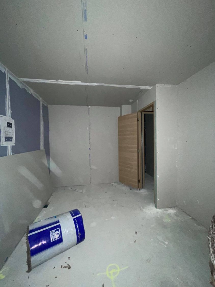 Première chambre entièrement cloisonnée, avec la porte