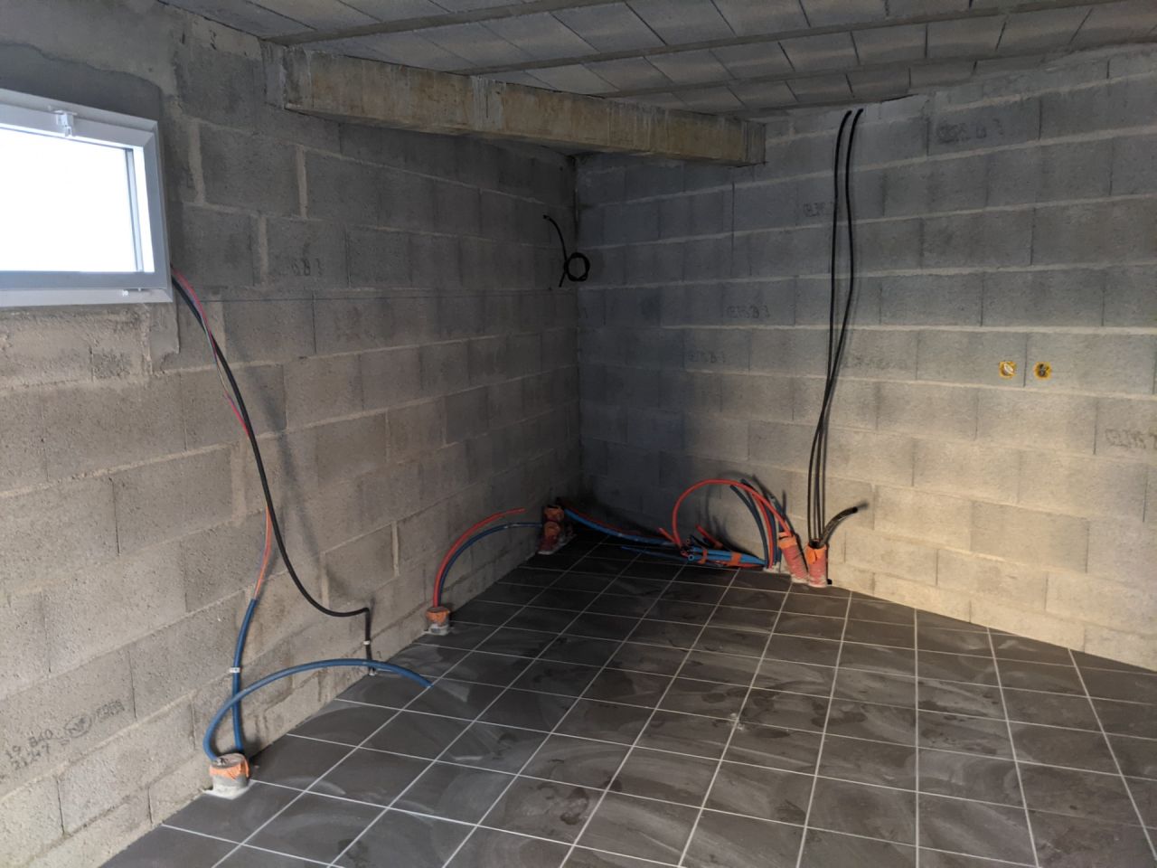Enduit dans le garage pas fait, électricité pas fini, pas de PAC