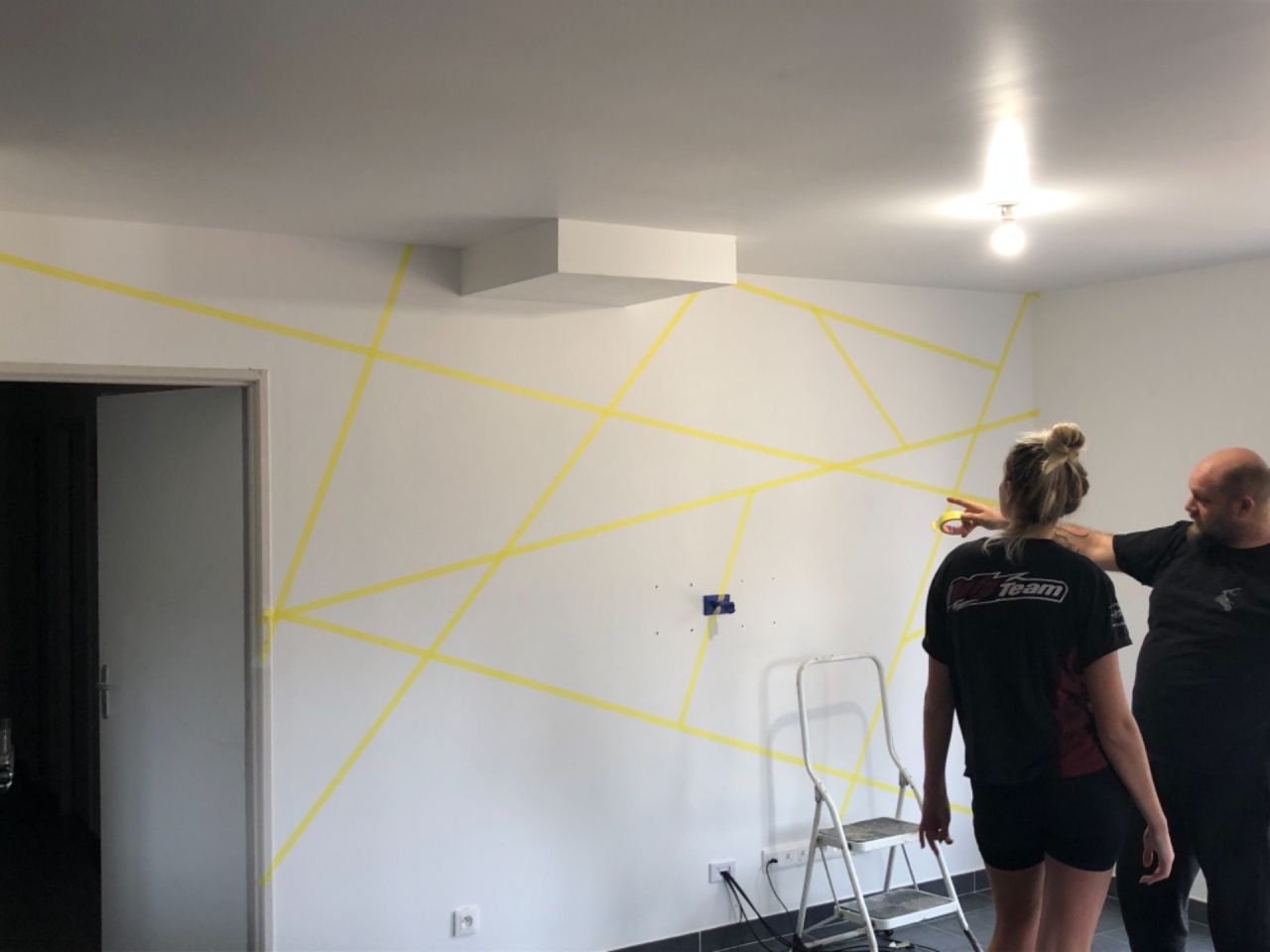Voilà on est tombé d?accord sur les finitions de peinture de la pièce de vie 
<br />
Gris granit 3 de chez luxens avec paillettes argent